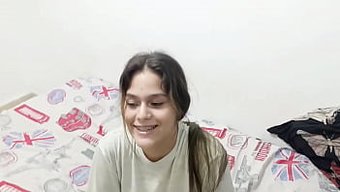 Göğüslü Üvey Kız Kardeş, Aldatan Erkek Arkadaşına Yardım Eli Ve Derin Bir Boğazla Intikam Arıyor