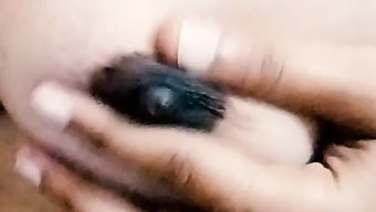 18 Yaşındaki Hintli Milf, Olgun Bir Adamla Tam Seksin Tadını Çıkarıyor