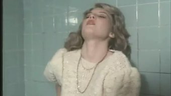 Genç Okul Kızları Retro Porno Videosunda Yaramazlık Yapıyorlar