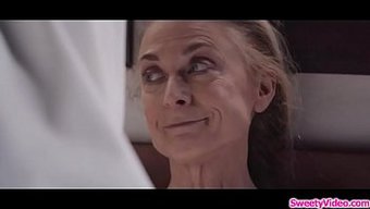 Büyük Göğüslü Olgun Bir Kadın Lezbiyen Oral Zevke Dalıyor