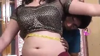 Olgun Milf Üvey Oğlu Tarafından Baştan Çıkarılıyor Ve Yoğun Bir Orgazmdan Zevk Alıyor