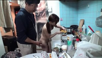 Yaşlı Ve Genç Bir Çift, Yasak Üvey Baba Rol Oyununu Acımasız Seks Videosunda Keşfediyor