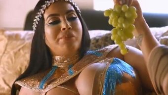 Milf'In Büyük Göğüsleri, Iç Çamaşırıyla Mastürbasyon Yaparken Sallanıyor