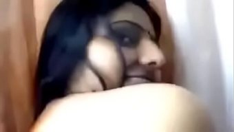 Tamil Güzeli, Utangaç Enerjisiyle Yakın Çekimde Harika Bir Performans Sergiliyor.