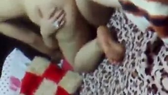 Iki Mısırlı Lezbiyen Büyük Popolarıyla Sıcak Lezbin Seksine Dalıyor