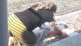 Müslüman Kıdemli Kadın Doğal Varlıklarını Halka Açık Bir Şekilde Ortaya Koyuyor