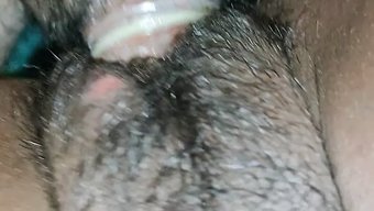Hintli Ev Kadını, Eşine Ihanet Ediyor Ve Oyo Otel Odasında Sevgilisiyle Samimi Ilişkilere Giriyor, Hindi Dilinde Sesli Yorumlar Yapıyor. Bu, Bol Miktarda Varlığa Sahip Olgun, Asyalı Kadınların Yer Aldığı On Yedinci Taksit.
