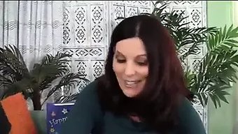 Büyük Doğal Göğüslere Sahip Üvey Anne, Üvey Oğlu Tarafından Baştan Çıkarılıyor
