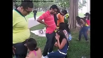 Teyze, Yarrağı Emiyor Ve Sert Bir Şekilde Beceriliyor
