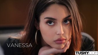 Esmer Dişi Vanessa, Anal Arzularıyla Iş Arkadaşı Oliver'I Baştan Çıkarıyor