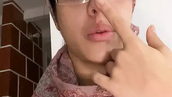 Cezayirli Öğretmen 18 Yaşındaki Kıza Kadın Vücut Anatomisini Öğretiyor