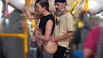 Kötü Eğitim Sistemi Olan Bir Kız Otobüste Sikişiyor.