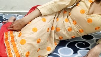18 Yaşındaki Hintli Kız, Cowgirl Sürüşünün Tadını Çıkarıyor Ve Ağzına Boşalıyor