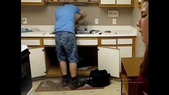 Tesisatçı, Baştan Çıkarıcı Sergiciye Kurban Oluyor