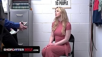 Ince Bir Milf Olan Sunny Lane, Bir Güvenlik Görevlisinin Olgun Vajinasına Yasak Bir Karşılaşmada Sıcak Boşalma Ile Girmesine Izin Veriyor