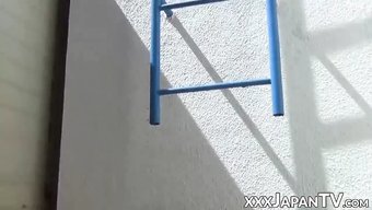 Japon Bir Öğrenci, Gündüz Tek Başına Açık Hava Oyununa Dalıyor