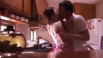 Japon Karısı Sevgilisiyle Aldatılıyor Ve Seks Yapıyor
