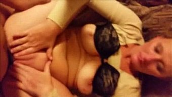 Sıcak Milf, Aldatırken Ve Sikişirken Gerçek Bir Orgazm Yaşıyor.