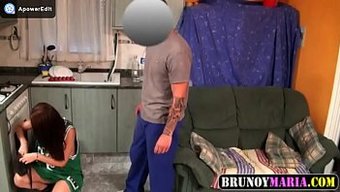 Sıcak Bir Kadın Ve Tesisatçının Bir Evde Seks Yaptığı Gerçek Bir Video Izleyin