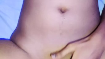 Amatör Hintli Bebek Ev Yapımı Videoda Sert Bir Şekilde Beceriliyor