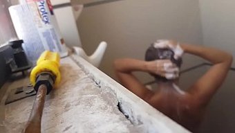 Banyoda Üvey Kız Kardeşle Duyusal Duş Sahnesi Içeren Casus Kamera