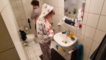 Gizli Kamera, Üvey Kız Kardeşinin Banyoda Arkadan Sikişini Yakalıyor