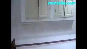 Bu Ev Yapımı Videoda Büyük Göğüslü Bir Hint Kızının Sert Bir Şekilde Sikişini Izleyin