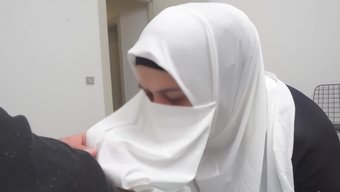 Amatör Kadın, Arap Adamla Anal Seks Yapıyor.