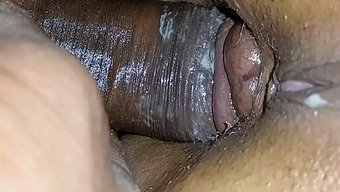 Anne Ve Üvey Kız Kardeşi, Hindi Sesli Olgun Bir Adamla Anal Seks Yapıyorlar