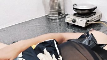 Hintli Genç, Mutfakta Büyük Yarrağıyla Götünü Siktiriyor