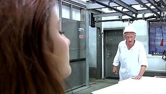 Yaşlı Adam Ve Genç Genç Kızla Arkadan Sikişmekten