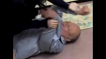 Olgun Japon Bhabhi, Yaşlı Bir Adam Tarafından Beceriliyor