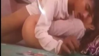 Sevimli Hintli Çift Anal Seks Ve Içine Boşalma Keyfini Çıkarıyor