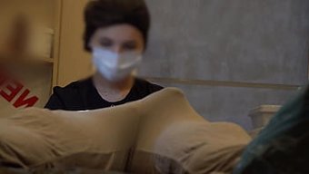 Sergici Amatör, Tıbbi Bir Sınavda Penisini Gösteriyor