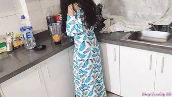 Babasının Ev Yapımı Seks Kölesi: Genç Bebek Mavi Elbisesiyle Baştan Çıkarılıyor