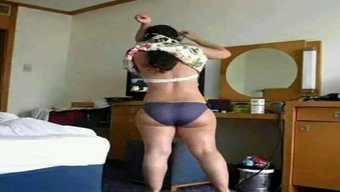 Hintli Milf'In Üvey Oğlunun Arkadaşı Tarafından Sert Bir Şekilde Becerildiği Ev Yapımı Bir Video