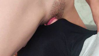 Amatör Hanımefendi, Yakın Çekim Amını Yiyerek Kölesini Domine Ediyor