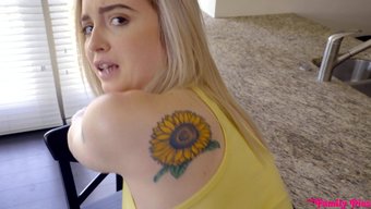 Lexi Lore'Un Seksi Kıvrımlarıyla Yatakta Ev Yapımı Kahvaltı