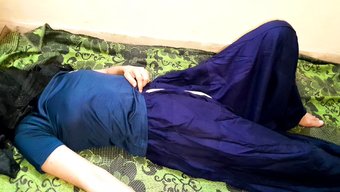 Üniversiteli Öğrenci Yurt Odasında Yaramazlık Yapıyor