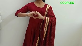 Amatör Hint Bhabhi, Ev Yapımı Bir Videoda Arkadan Alıyor