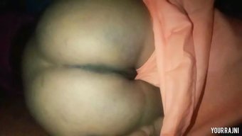 Aldatan Karı, Sevgilisi Tarafından Banyoda Bir Dildo Ile Beceriliyor
