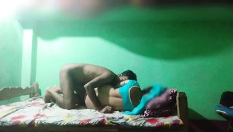 Gizli Kamera, Desi Karısının Erkek Kardeşi Ve Arkadaşlarıyla Romantik Bir Buluşmasını Yakalıyor