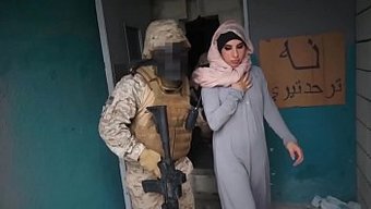 Müslüman Kadının Büyük Götü, Amerikan Askerlerini Savaş Bölgesinde Memnun Ediyor!