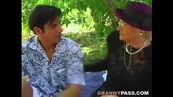 Gerçek Büyükanne Amını Siktiriyor Ve Sıvazlıyor