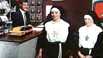 Vintage Dişiler Aşağı Iniyor Ve Kirli