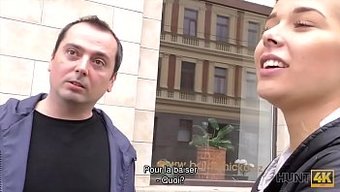 Büyük Göğüslü Çek Genç Kız, Bir Sakso Için Ödeme Alıyor