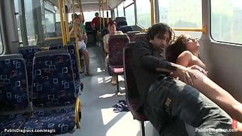 Küçük Avrupalı Kız, Şehir Otobüsünde Yoğun Bir Seks Yapıyor