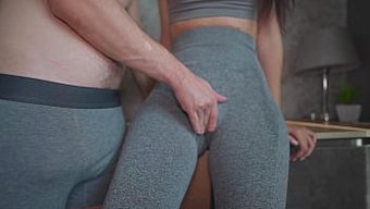Yakalandı: Üvey Annenin Yoga Pantolonu, Spor Salonu Seansından Sonra Çok Baştan Çıkarıcı