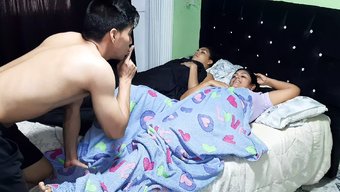Anne Ve Üvey Kız Kardeşi Sıcak Bir Üçlüde Sabit Bir Sik Paylaşıyorlar
