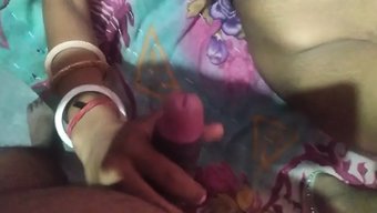 Latina Bhabhi'Nin Cowgirl Pozisyonunda Büyük Bir Yarrağı Sürerken Izleyin